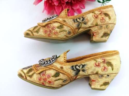 Pair of Designer Buckle Shoes 1998 Afternoon Tea Raine Just The Right Shoe #25016