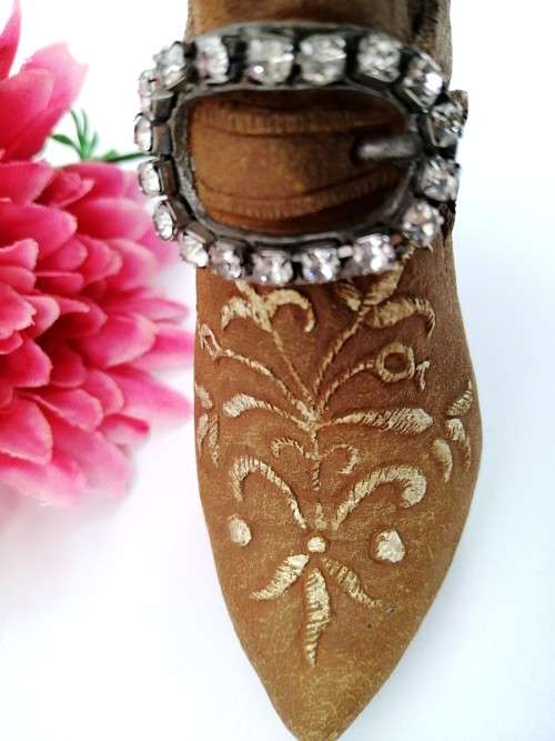 1998 Teetering Court item 25014 Just The Right Shoe Raine Willittis Designs
