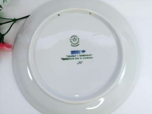 Royal Copenhagen Christmas Plate 1988 - `CHRISTMAS EVE IN COPENHAGEN`