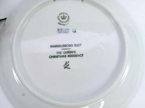 Royal Copenhagen Christmas Plate 1975 The Queen`s Christmas Residence
