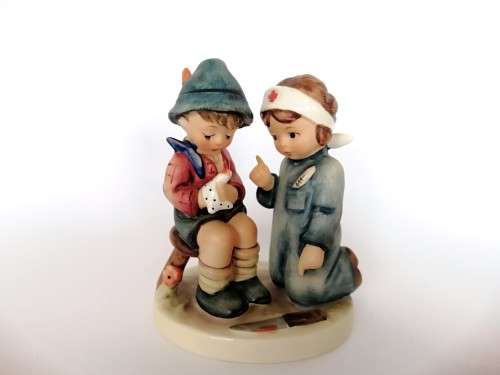 Goebel Hummel Little Nurse 376 Figurine TMK 6 Germany