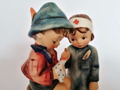 Goebel Hummel Little Nurse 376 Figurine TMK 6 Germany