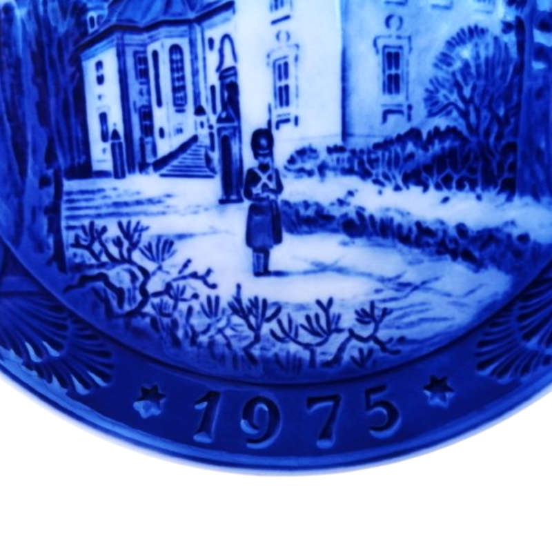 Royal Copenhagen Christmas Plate 1975 The Queen`s Christmas Residence