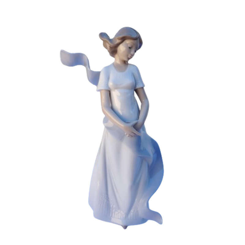 Lladró Figurine: Nao 1425 Kissed by the Wind