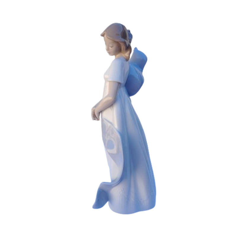 Lladró Figurine: Nao 1425 Kissed by the Wind