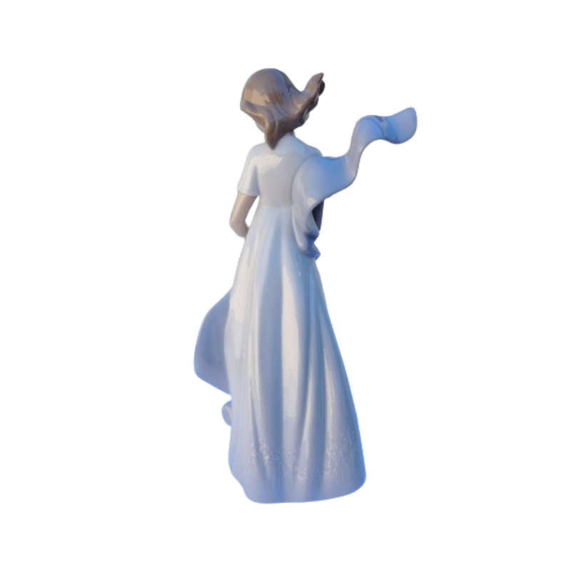 Lladró Figurine: Nao 1425 Kissed by the Wind