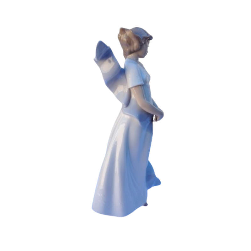 Lladró Figurine: Nao 1425 Kissed by the Wind