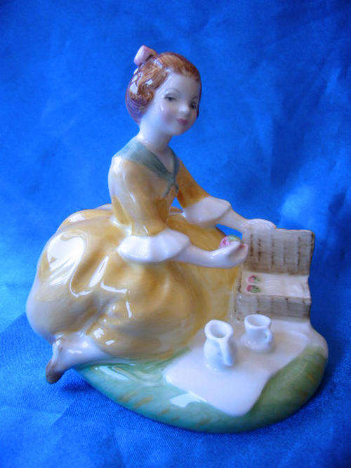 WONDERFUL VINTAGE RETIRED ROYAL DOULTON FIGURINE PICNIC HN2308 BY PEGGY DAVIES