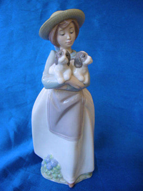 **** Stunning Nao Lladro - Large " Girl with Puppies " ****