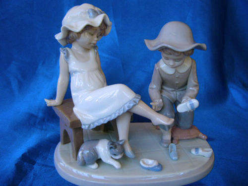 Lladro Figure Girl Trying Shoes On Entitled "Try This One" #5361