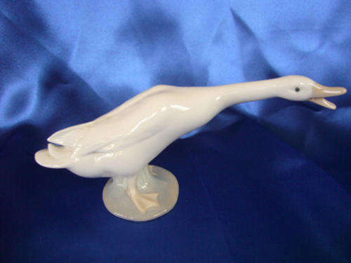 Lladro Figure "Little Duck" Duck with extended neck. Retired No 4551