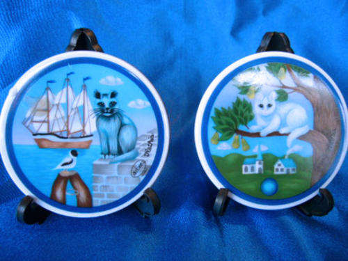 Two small wall hangings with cats