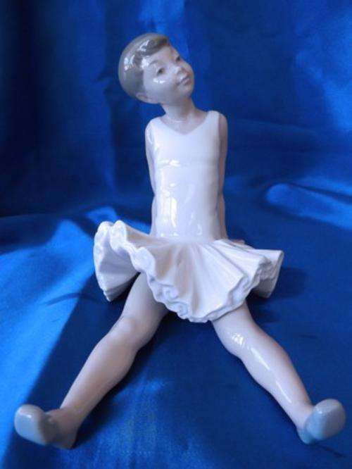**** Nao by Lladro " Seated ballet " sitting up ballet dancer ****