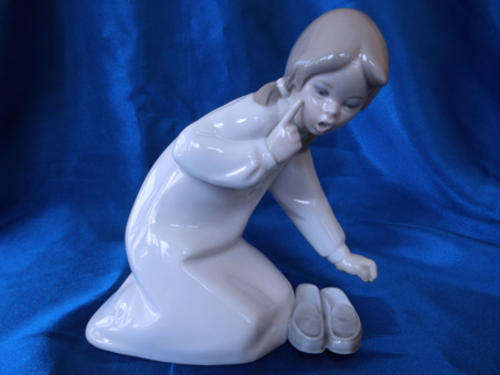 LLADRO FIGURE GIRL WITH SLIPPERS 4523