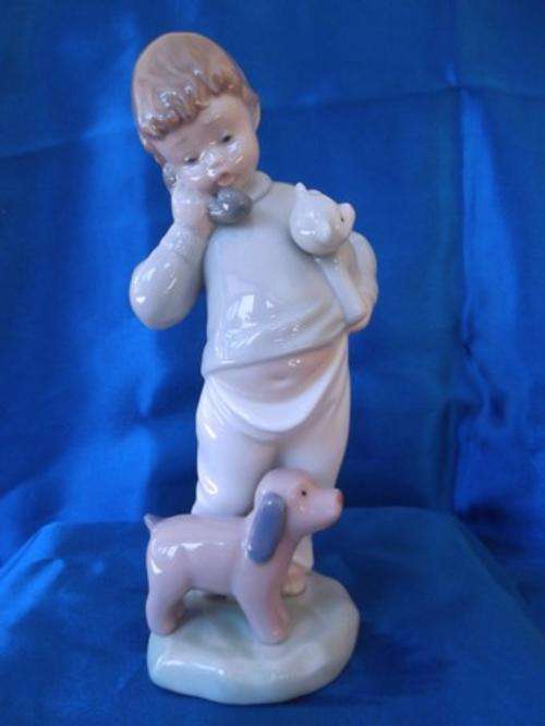 **** LLADRO / Nao " Boy on phone " very sweet ****