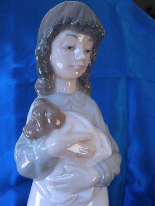 Stunning Nao by Lladro " Someone to love "