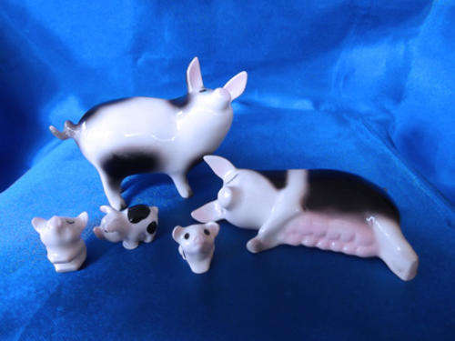 Hagen renaker Mother Daddy Pig and Piglets