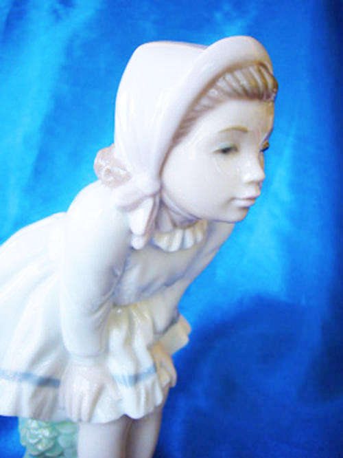 Lladro / Nao Figure - Girls Leaning Over