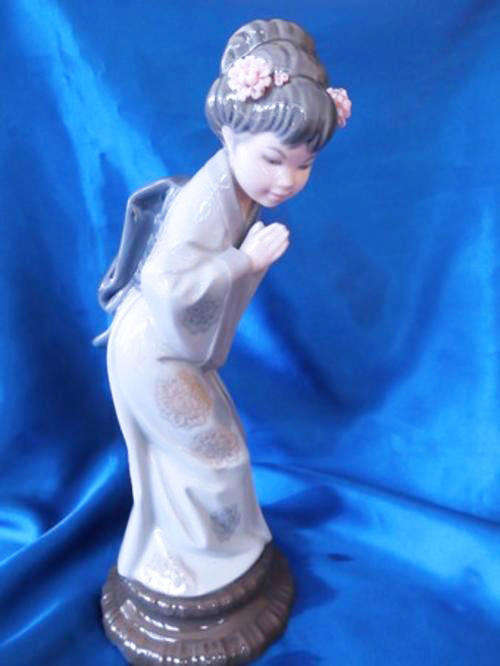 Lladro Japanese Geisha Sayonora #4989 - Retired