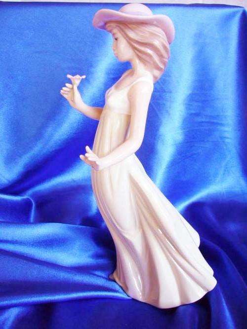 LLADRO / Nao Large Figure" Gentle Breeze " Elegant