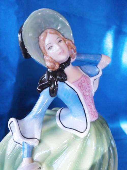 ROYAL DOULTON AUTUMN BREEZE HN 5272