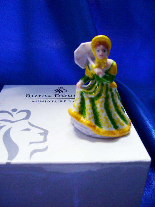**** Royal Doulton Miniature Ladies Collection " Elizabeth "  ****
