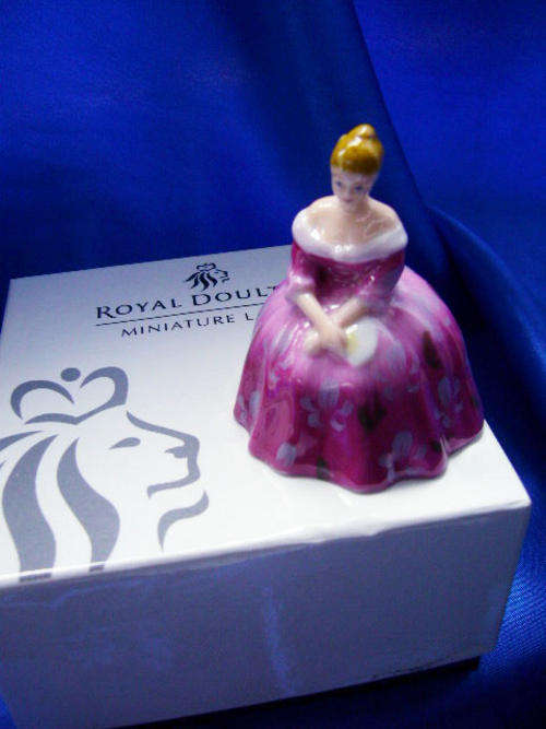 **** Royal Doulton Miniature Ladies Collection " Victoria "  ****