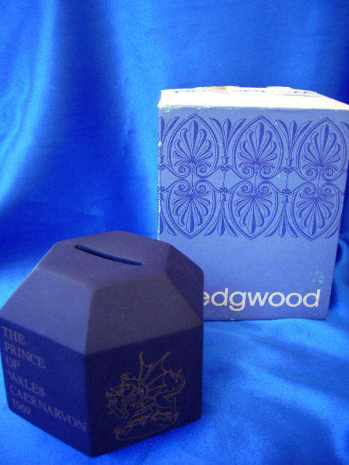****** Vintage Wedgewood Jasper Black Money Box "The Prince of Wales Caernarvon 1969" ******