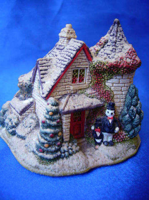 Miniature House - "Lilliput Lane's "Going To The Snowball"