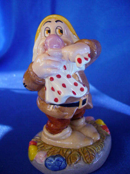 ROYAL DOULTON DISNEY SNOW WHITE 7 DWARVES "SNEEZY AACHOO" *