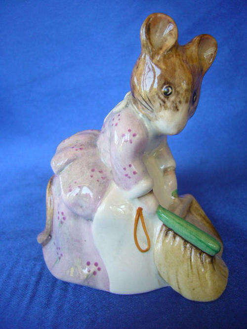 **** Royal Albert  Beatrix Potter's " Hunca Munca Swepping " 2584 ****