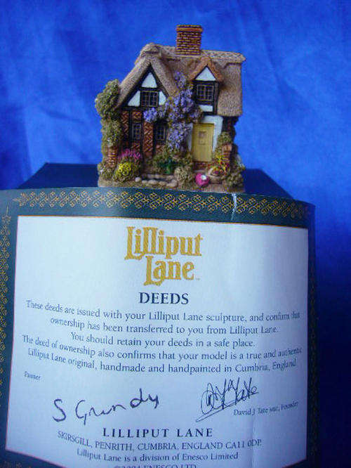 Miniature House - Lilliput Lane  " Mother's Cottage" Britains Collection