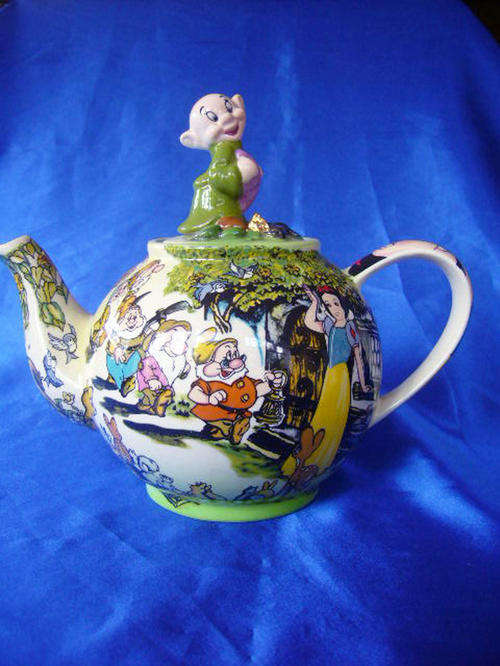 **** Disney Snow White Cardew Teapot ****