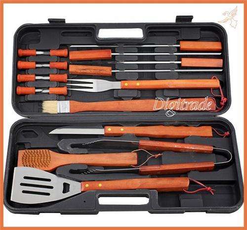 WOODEN BRAAI SET - 18 piece set - Everything fits nicely into a carry case!