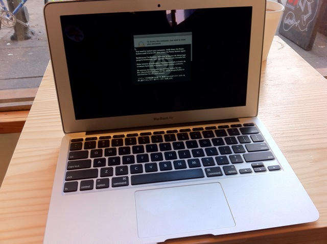 Apple Macbook Air 13 ((FREE Macbook Air Super DVD Drive)) (with kernel panic)