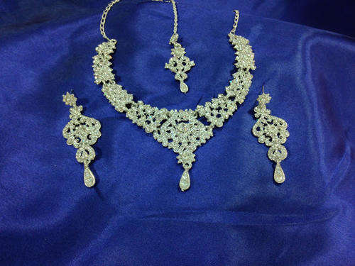~IN STOCK~  FUSION ETHNIC INDIAN NECKLACE SET -  SILVER & DIAMANTE TEAR DROP SET !!!