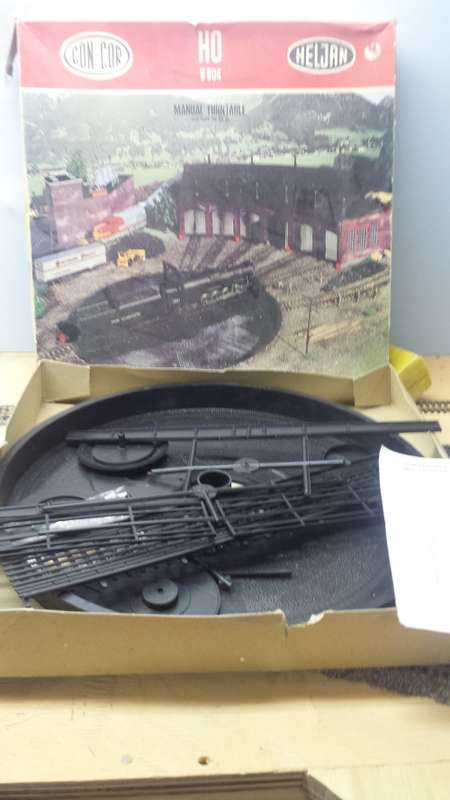 Selling SAR deseil with coach`s and accessories