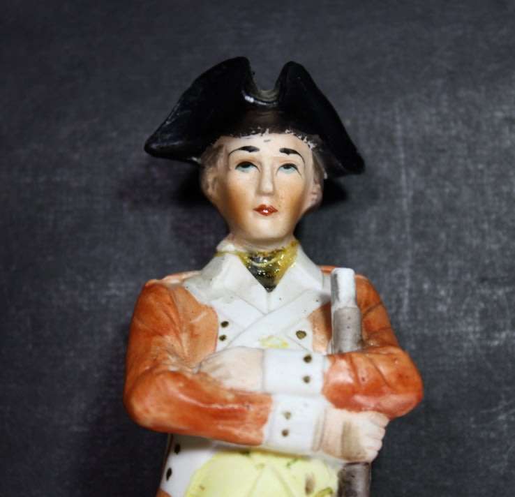 Figurine of 1st Pennsylvania 1775 Rifleman by Royal Crown.