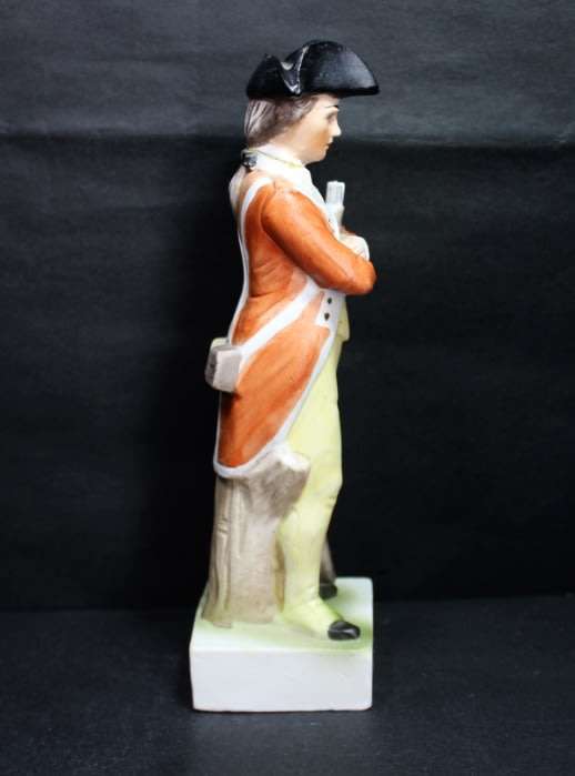Figurine of 1st Pennsylvania 1775 Rifleman by Royal Crown.