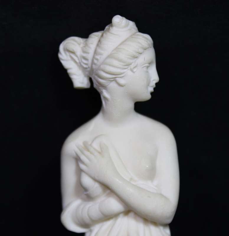 Pair of Arta Fina and A Santini Statuettes Aphrodite and Venus De Milo