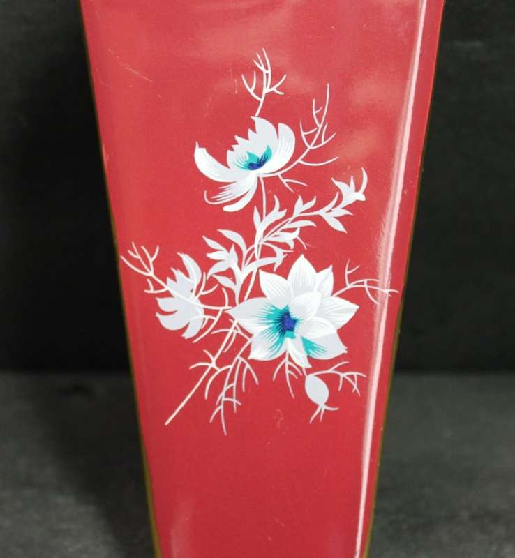 Burgundy Ceramic Cake Lifter with Attractive Floral design