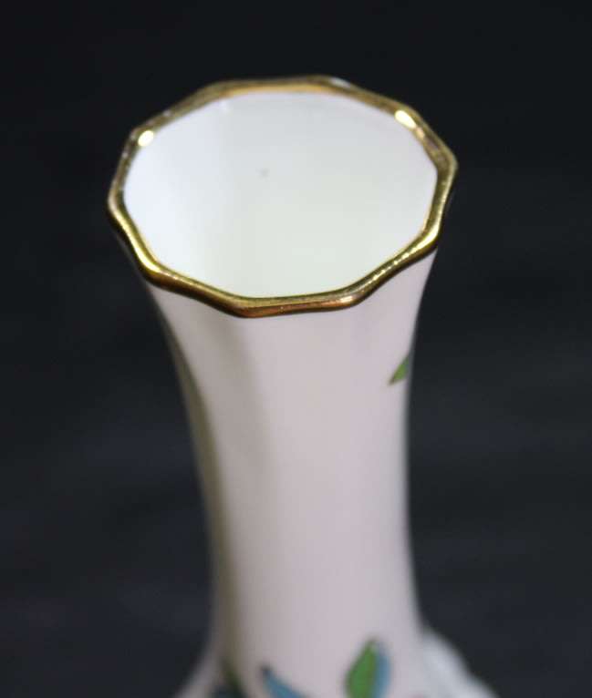Aynsley `Pembroke` Pattern Fine English Bone China Footed Bud Vase