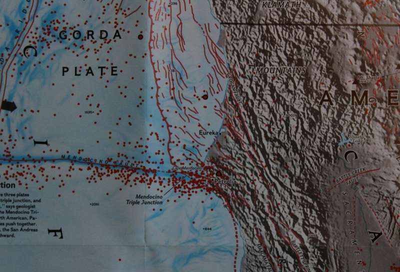 National Geographic Folded Map The Earth`s Fractured Surface April 1995.