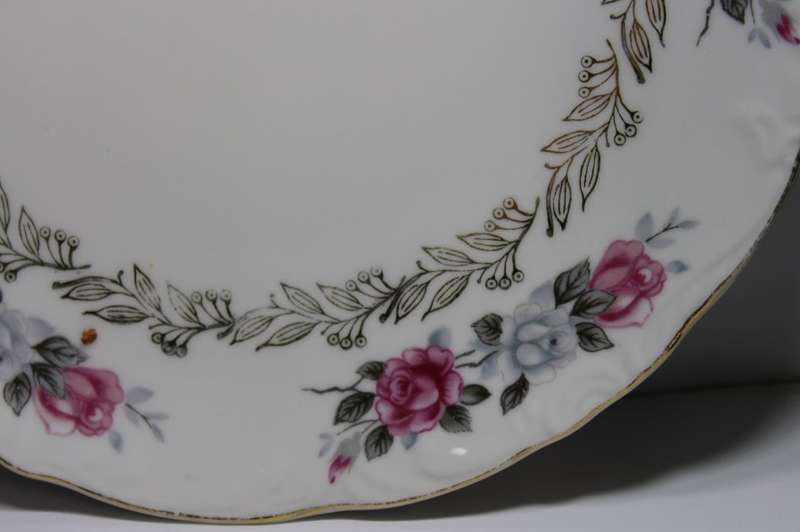Rose Pattern with Gold Trim on a White Background Cake Stand Plate