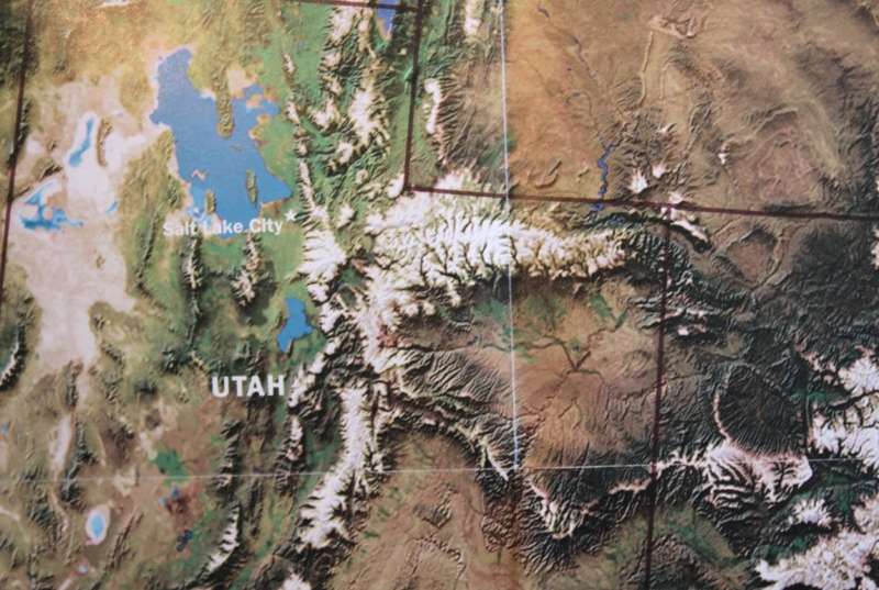 National Geographic Folded Map of The Heart Of The Rockies July 1995