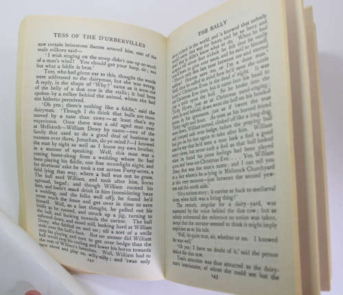 Tess Of The D`Urbervilles by Thomas Hardy penguin Classics Softcover Book