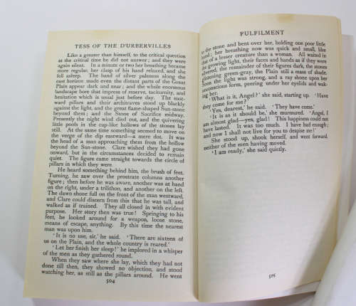 Tess Of The D`Urbervilles by Thomas Hardy penguin Classics Softcover Book