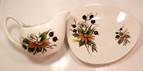 Midwinter Stylecraft Fashion Shape `Countryside` Gravy Boat and Saucer