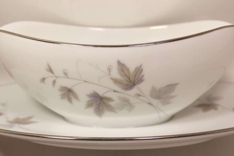 Noritake `Harwood` 6312 Gravy Boat with Attached Underplate Made In Japan