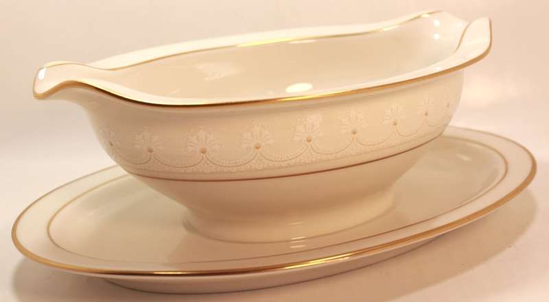 Noritake `Caledonia` 7091 Gravy Boat with Attached Underplate Made In Japan